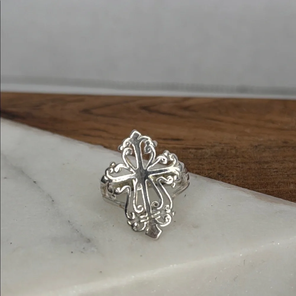 Ornate Silver 925 Antique Ring with Intricate Cross Design Lot D36